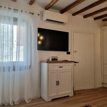 Crystal Deluxe Apartment