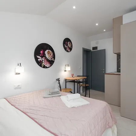 Crystal Deluxe Apartment
