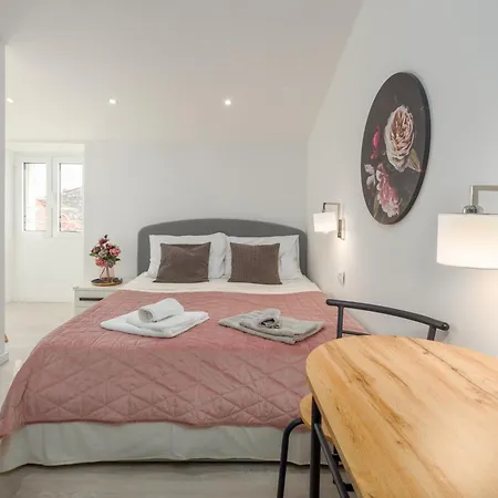 Crystal Deluxe Apartment