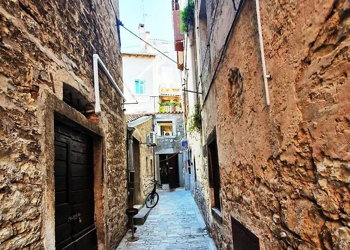 Crystal Deluxe Apartment *