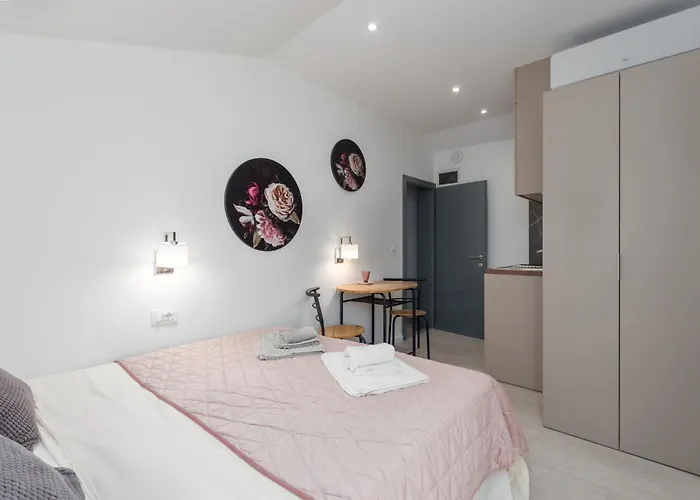 Crystal Deluxe Apartment