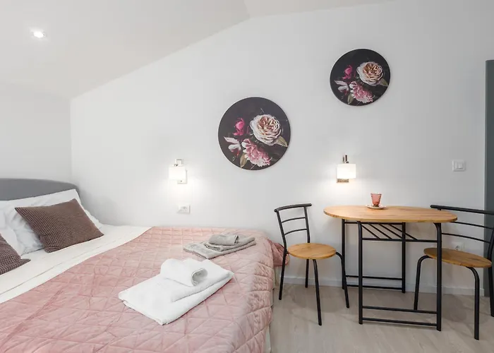 Crystal Deluxe Apartment *