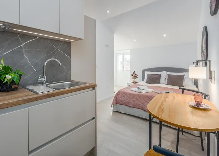 Crystal Deluxe Apartment